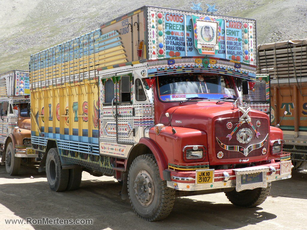 Грузовик 4 буквы. Грузовики в Индии. Старые Грузовики. Индийские грузовеавто. Грузовые машины в Индии.